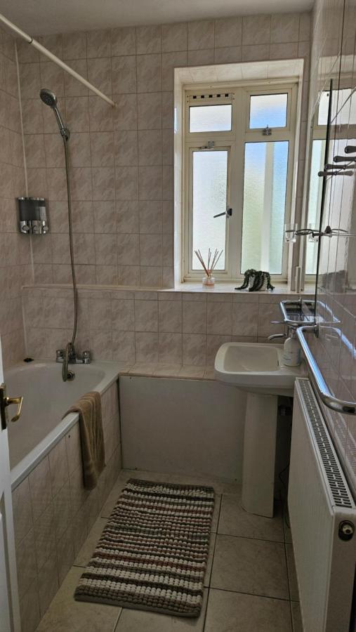 Spacious Two Bedroom Apartment In Battersea, Free Parking ロンドン エクステリア 写真