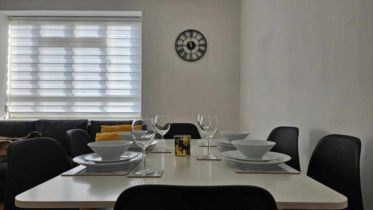 Spacious Two Bedroom Apartment In Battersea, Free Parking ロンドン エクステリア 写真